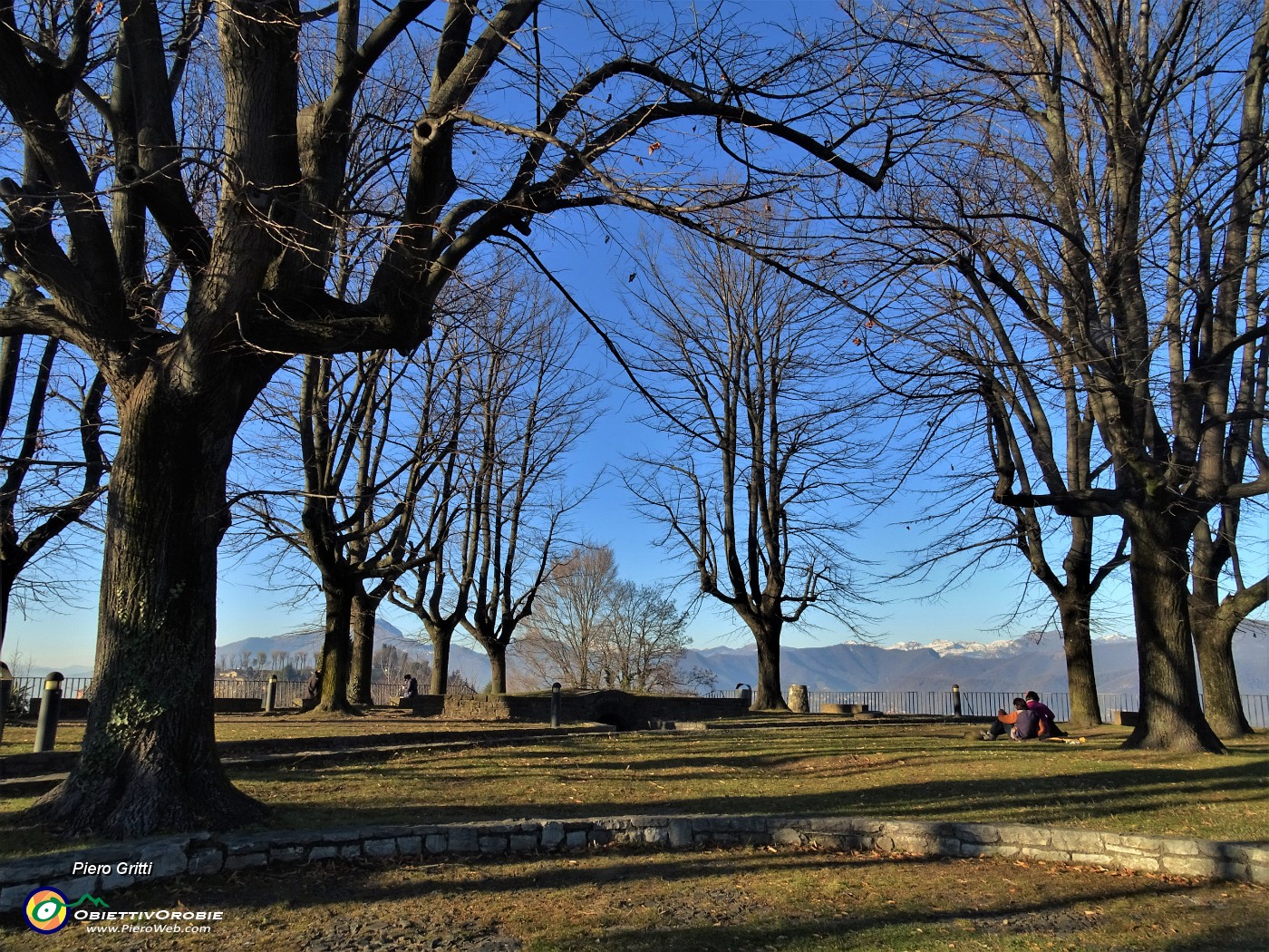 28 Al Parco del Castello di San Viglio baciato dal sole.JPG